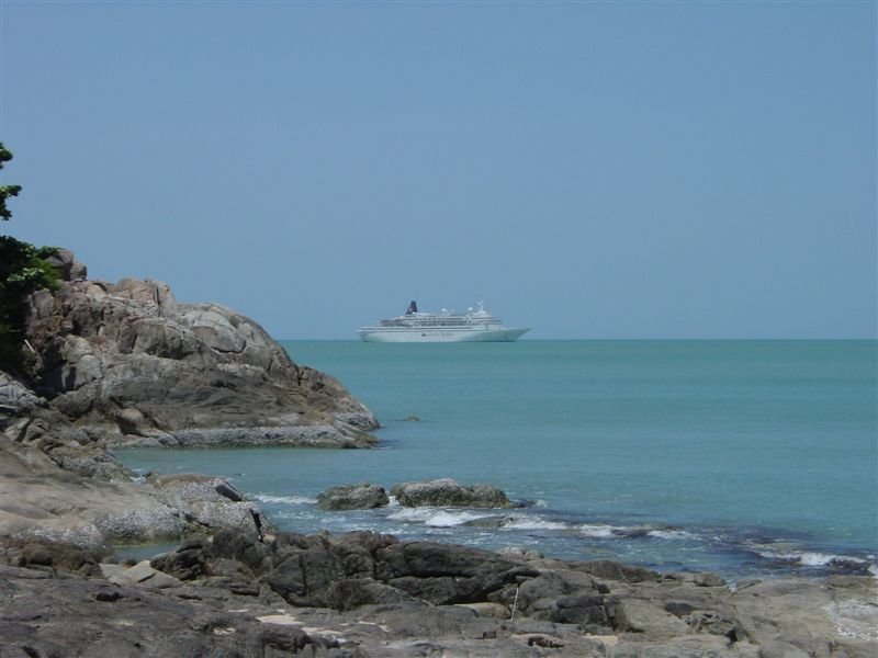 Cruise Boat 

in Tongsai Bay